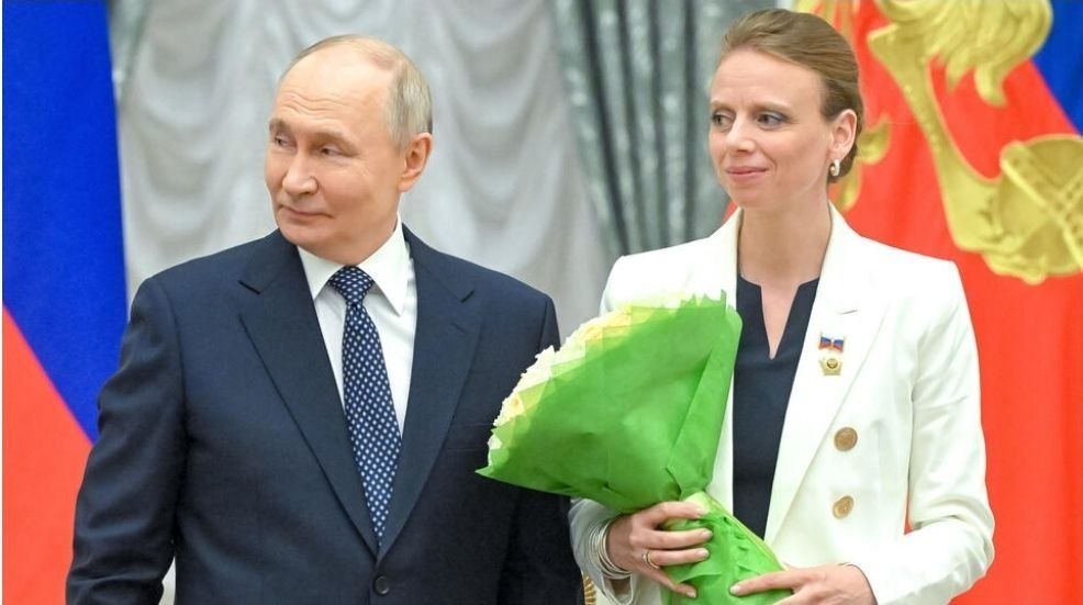 Madame Sorlin décorée par Poutine