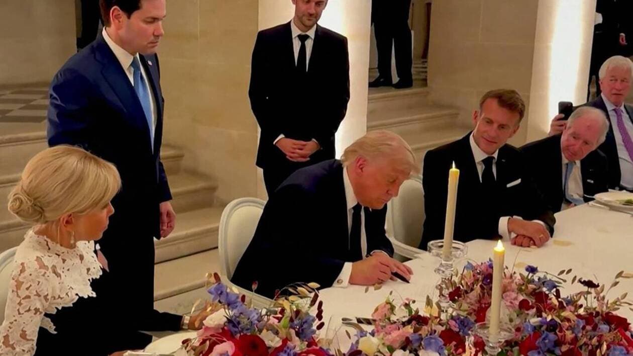 Mercredi 17 juin 2026 - Le président des Etats-Unis Donald Trump signe le protocole d'accord avec l'Iran au château de Versailles