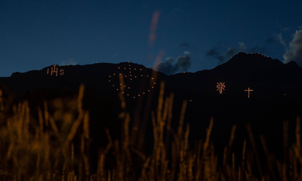 Les montagnes du Tyrol illuminées pour fêter le Sacré-Cœur