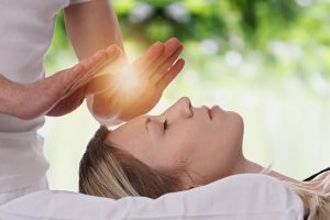 Des exorcistes mettent en garde contre le « danger insidieux » du Reiki