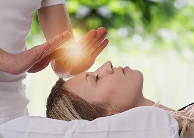 Des exorcistes mettent en garde contre le « danger insidieux » du Reiki