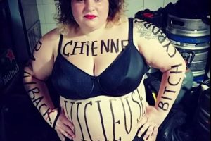 18 juillet 2026 - La DJ Barbara Bucth, woke, lgbt, a été huée par les propalestiniens de LFI en raison de son soutien à la loi Yadan