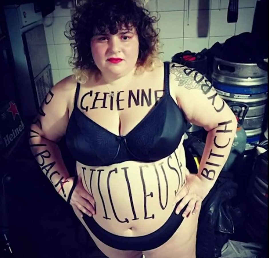 18 juillet 2026 - La DJ Barbara Bucth, woke, lgbt, a été huée par les propalestiniens de LFI en raison de son soutien à la loi Yadan