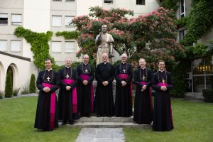 L'abbé Davide Pagliarani et les 6 évêques de la FSSPX