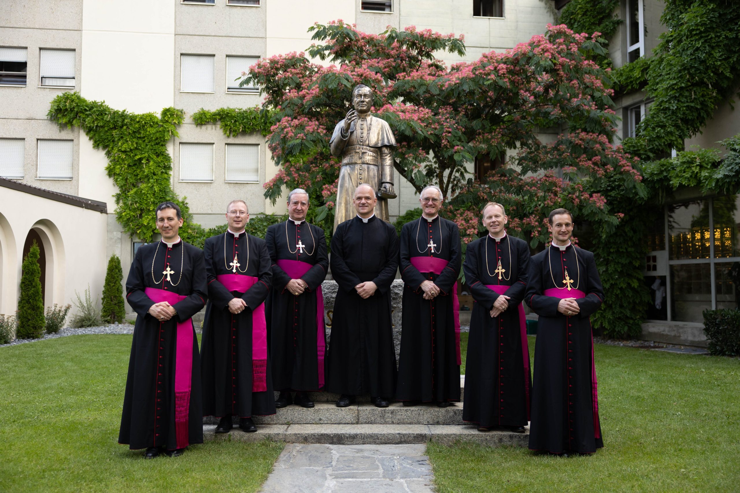 L'abbé Davide Pagliarani et les 6 évêques de la FSSPX