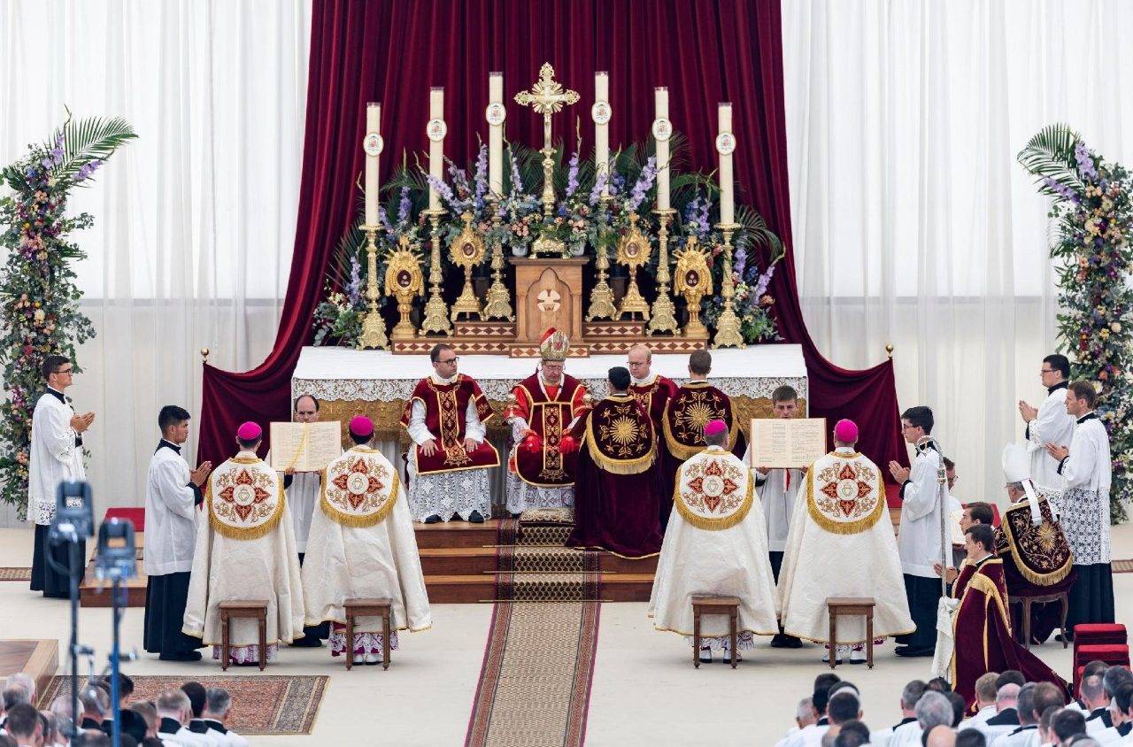 Messe d'ordination épiscopale à la Fraternité Saint-Pie X, sans mandat pontifical, ce mercredi 1er juillet 2026
