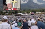 En haut à gauche, surplombant la foule des fidèles le 1er juillet lors de la cérémonie des sacres à Ecône, Mgr Jacques  Benoit-Gonnin, ci-devant évêques de de Beauvais, Noyon et Senlis.